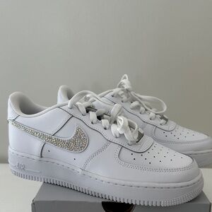 Nike AIR FORCE 1 LE (GS) White Sneakers with Sparkling Swoosh